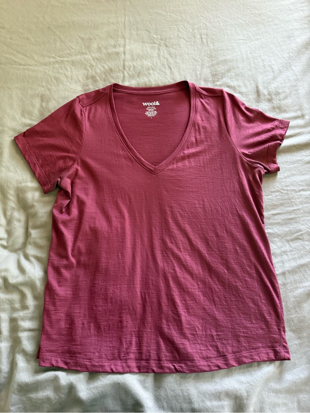 Wool& Morgan V-Neck Tee in Plum